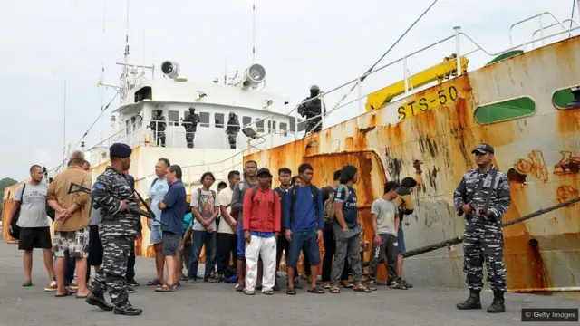 گفته میشود بسیاری از خدمه کشتی آندری دولگوف به بیگاری گرفته شده بودند