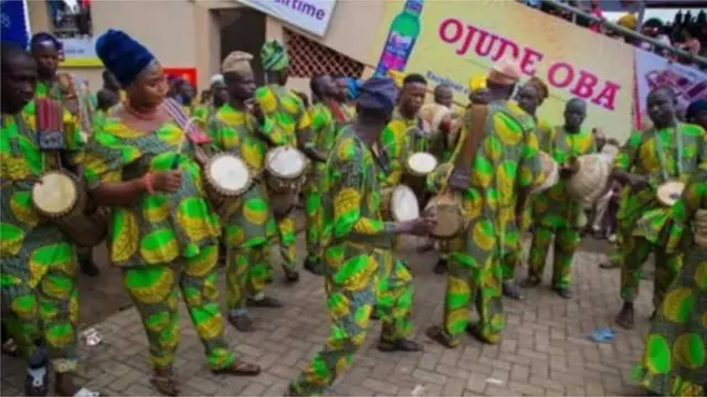 Awọn onilu to n lu ilu lọkunrin lobinrin wọ asọ ẹgbẹjọda