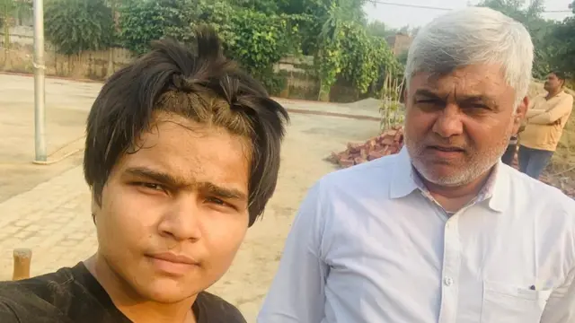 दिव्या काकरान अपने पिता के साथ