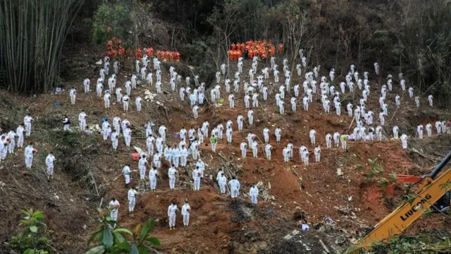 搜救人員在現場默哀