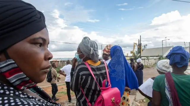 मोज़ाम्बिक में अपनों का इंतज़ार करती महिलाएं