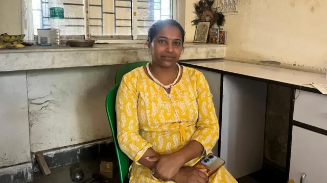 যখন প্রথম কাজ শুরু করেন তখন তার বয়স ছিল ১৯ বছর