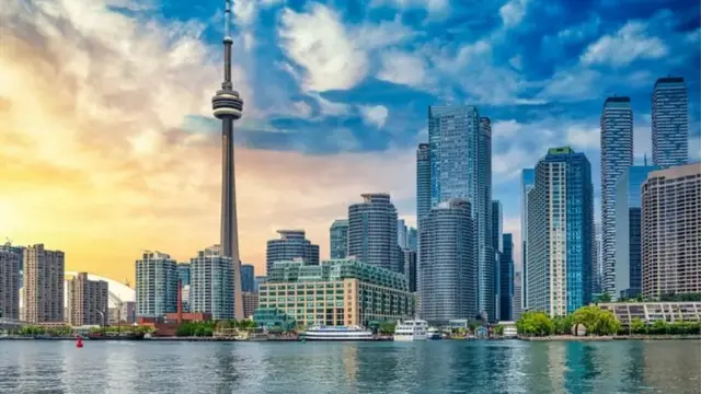 Son lac, ses parcs et ses bâtiments font de la ville de Toronto un pôle d'attraction pour les nouveaux arrivants.