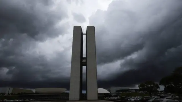 Prédios do Congresso Nacional sob nuvens pesadassite bet365Brasília