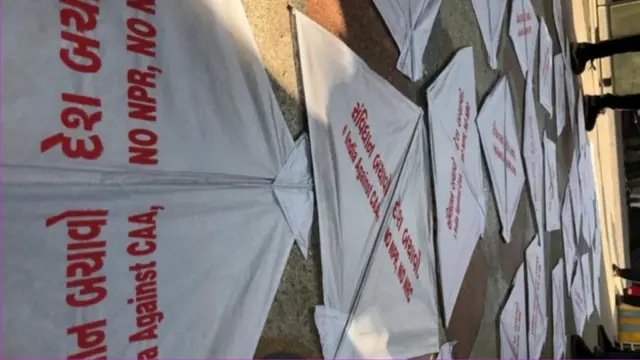 રસ્તા પર પતંગો પાથરી