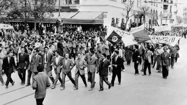 "جبهه آزادیبخش میهنی" موتور محرک اعتراضهایی بود که در نهایت به جنگ الجزایر و استقلال این کشور منجر شد. تصویری از یکی اعتراضهایی که این حزب سازماندهی کرده در سال ۱۹۵۶ میلادی علیه استعمار فرانسه