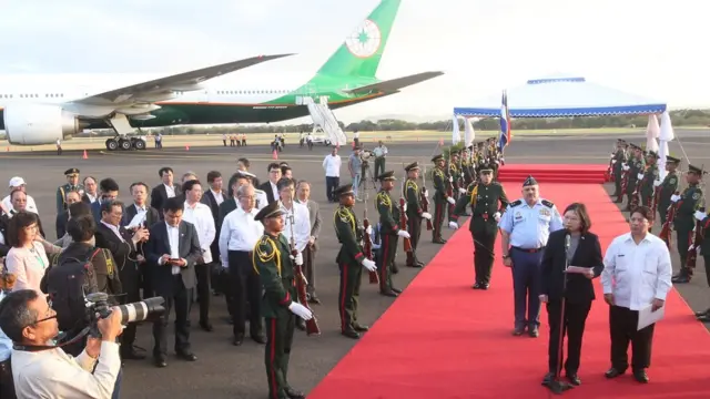 蔡英文抵达尼加拉瓜机场，由国际事务顾问孟卡达接机