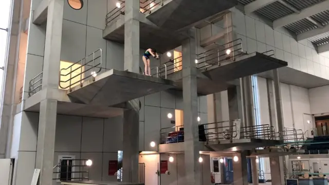 Maddy sobre el trampolín.