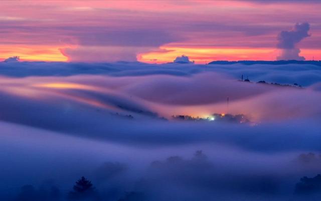 होआंग विएत गुएन फुंग को इस तस्वीर को लिए अंडर -16 श्रेणी का ख़िताब दिया गया. उन्होंने धुंध भरे आसमान में सूरज की किरणों से बनते ख़ूबसूरत रंगों को कैमरे में क़ैद किया
