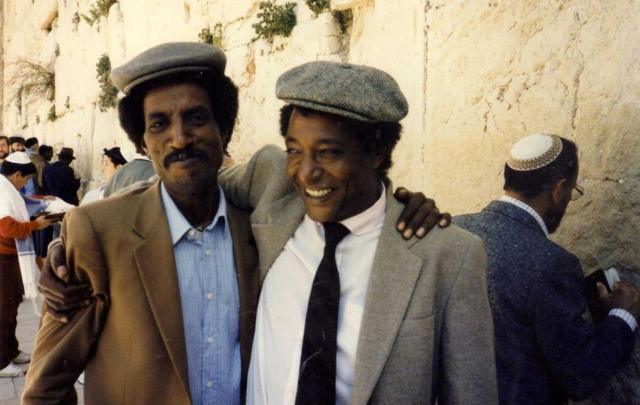 弗雷德·阿克伦姆（左）和埃塞俄比亚犹太人领袖巴鲁齐·特格涅（Baruch Tegegne）在耶路撒冷