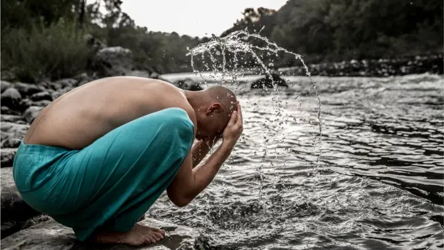 Смывание грязи и в физическом, и в духовном смысле играет важную роль в ежедневной практике