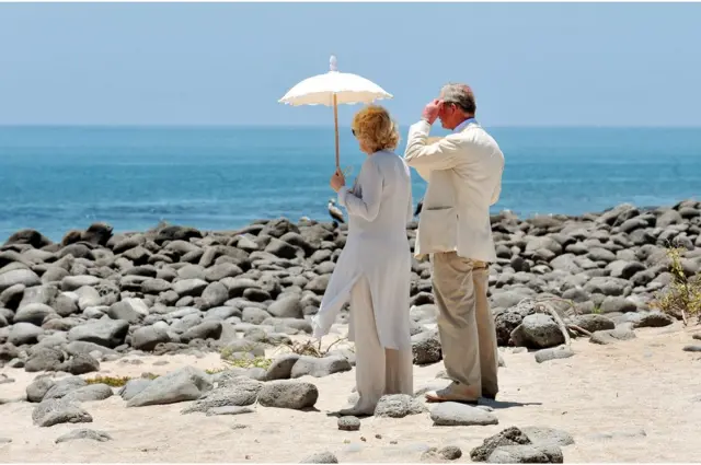 Charles e Camilla na praia da ilha Seymour, parte do arquipélagogusttavo lima casa de apostaGalápagos, no Pacífico.