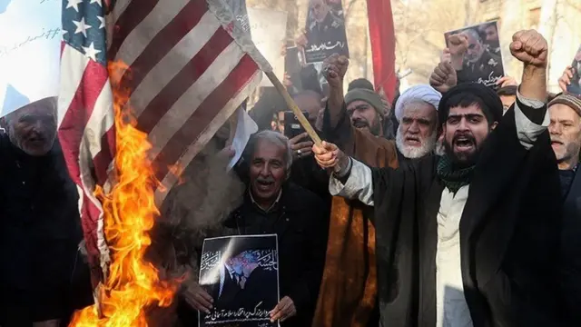 معترضان در برابر ساختمان وزارت خارجه ایران پرچم های آمریکا را به آتش کشیدند