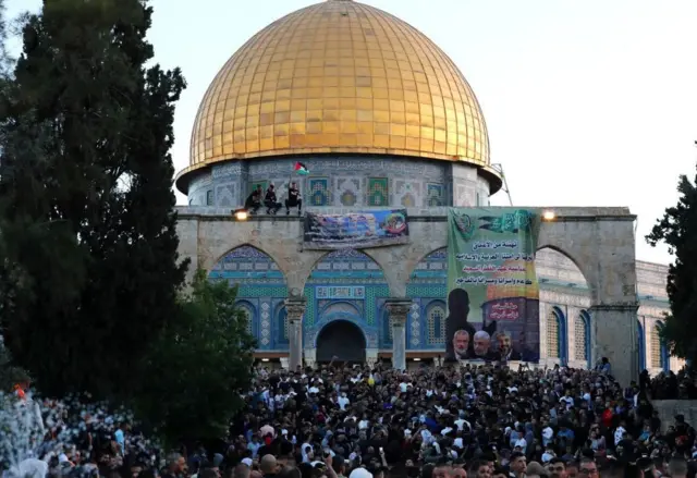 تخلل الصلاة رفع أعلام فلسطينية