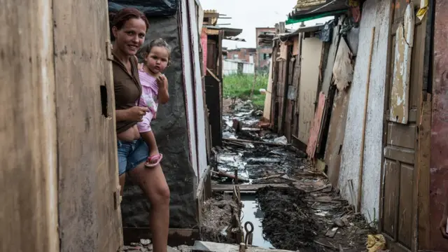 Mujer con niño en una favela.