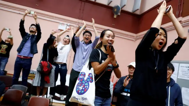 فرحة على وجوه معارضي الحكومة