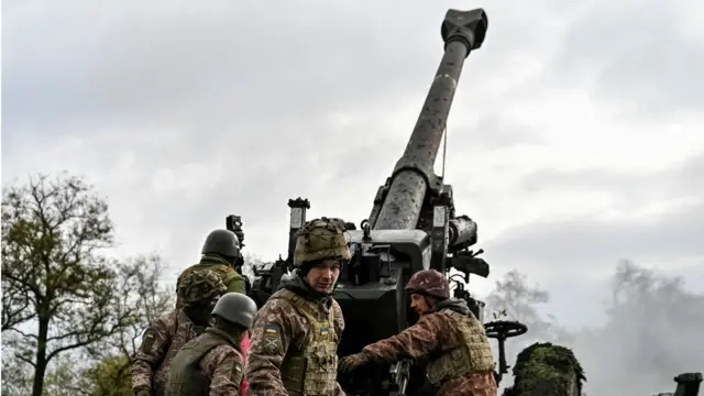 جنود يردون على القصف الروسي.