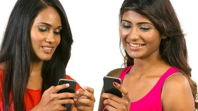 स्मार्टफ़ोन प्रयोग करती महिलाएं.