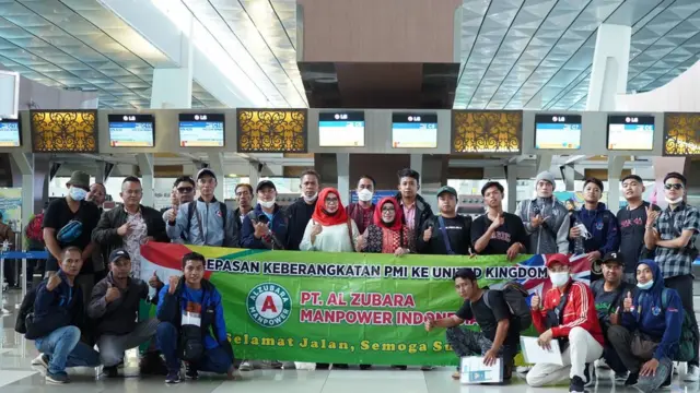 Yulia Guyeni selaku pimpinan PT Al Zubara melepas keberangkatan pemetik buah ke Inggris pada 2022.