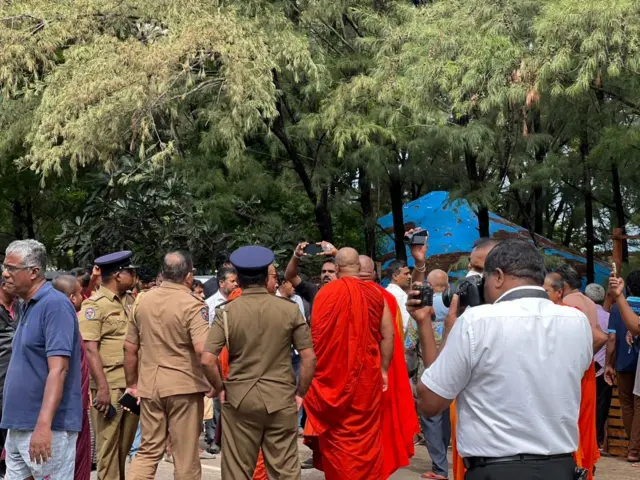 திருகோணமலை, புத்தர் சிலை பிரதிஷ்டை, இலங்கை, சிங்களர்கள், இலங்கை தமிழர்கள், மதம், பெளத்த மதம், பௌத்த பிக்குகள்