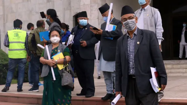 गत साता मङ्गलवार प्रतिनिधिसभाको बैठकपछि हातमा नेपालको नयाँ नक्सा र आर्थिक सर्वेक्षणको प्रति लिएर फर्किँदै सांसदहरू