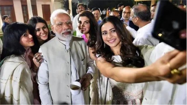 नरेंद्र मोदी अभिनेत्रींसह