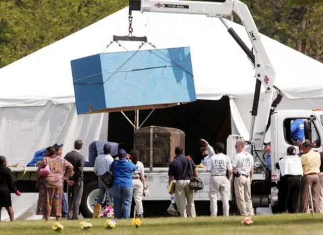 El FBI exhuma los el cuerpo de Emmett.
