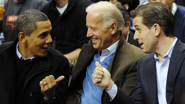 Barack Obama conversa com seu vice, Joe Biden, e o filho dele Hunter durante jogo188bet casino bonusbasquete188bet casino bonus2010