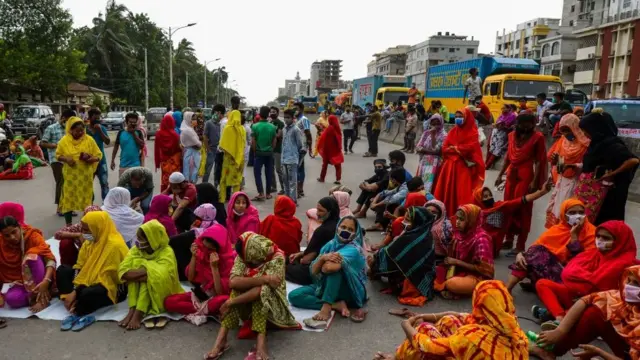 ஊதியம் வேண்டி போராட்டத்தில் ஈடுபட்ட தொழிலாளர்கள்