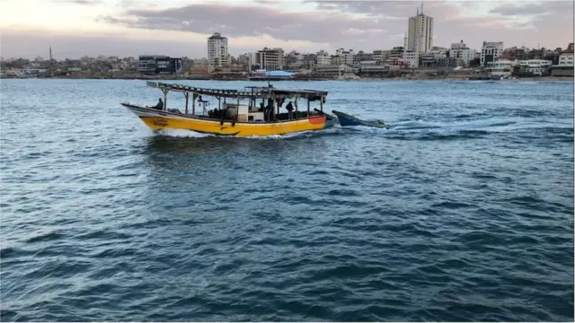 قارب وسط مياه البحر قبالة غزة