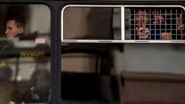 Протестующие в автозаке