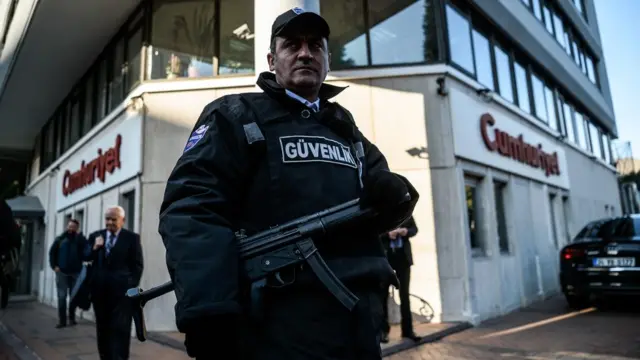 Cumhuriyet gazetesi önü