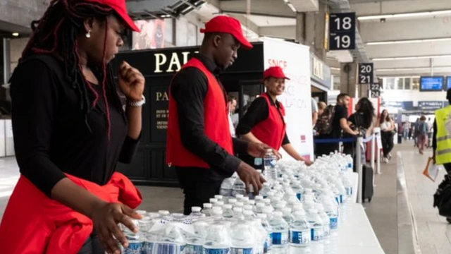 Pessoas dando água a pedestres