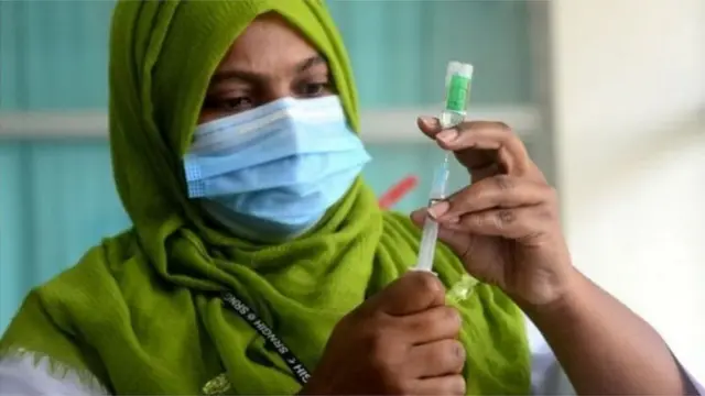 বাংলাদেশে টিকা নেয়ার আগ্রহ যে হারে বাড়ছে, সে অনুযায়ী টিকার যোগান বাড়ানো কতটা সম্ভব-সেই প্রশ্ন রয়েছে বিশেষজ্ঞদের।