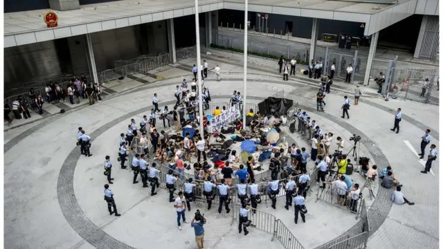 学生冲入公民广场后被包围,大批市民上街声援。