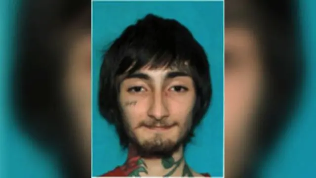 경찰은 인근 건물 옥상에서 총기를 난사한 용의자로 로버트 E. 크리모 3세(22)를 지목했다