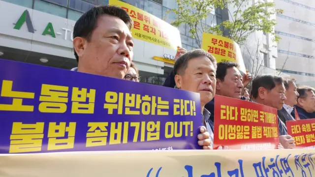 서울개인택시조합 소속 택시 기사들이 지난 10월 서울 성동구 쏘카 서울 사무소 앞에서 기자회견을 열고 렌터카 대여 서비스 운영 확장을 규탄하고 있다