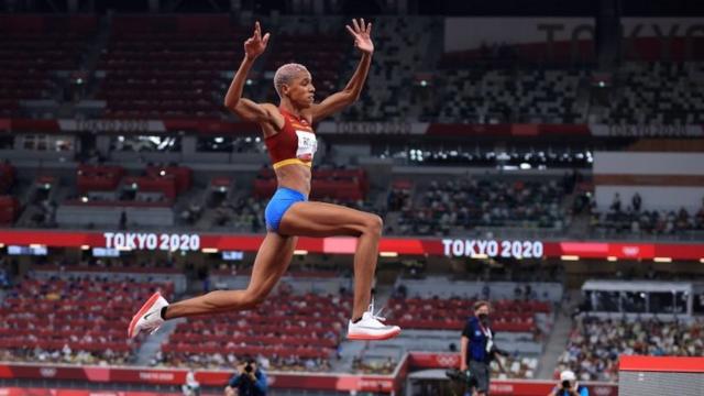 女子三段跳び決勝で世界新記録を達成したロハス