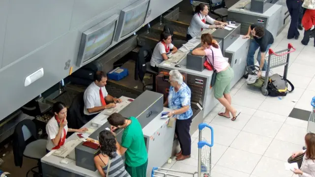Pasajeros en las ventanillas del aeropuerto