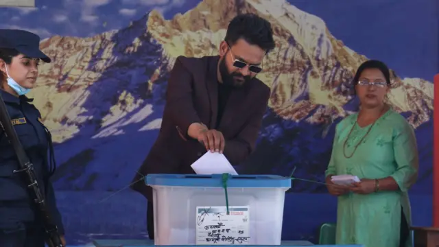 मतदान गर्दै बालेन शाह