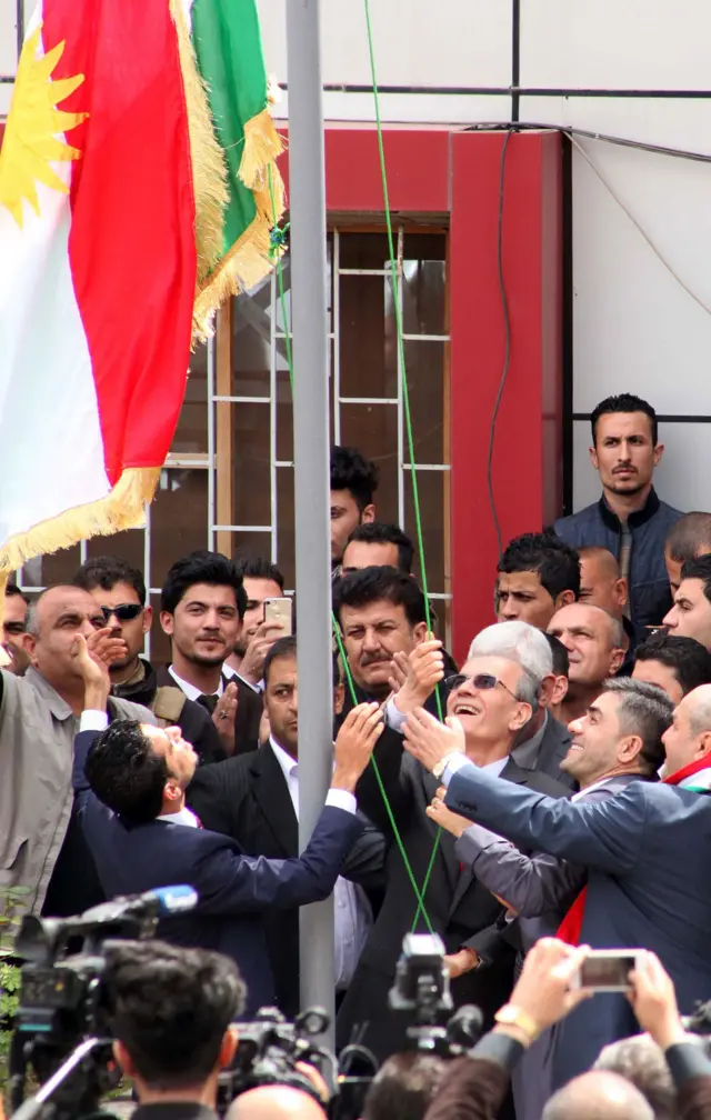 Kerkük il meclisi 28 Mart kararından sonra Kürdistan bayrağını çekerken