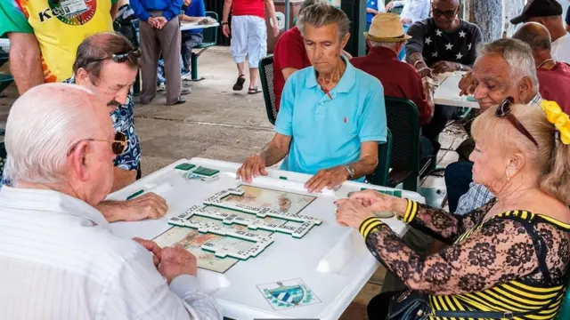 Idosos jogando dominó