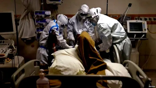 ઑપરેશન કરતાં ડૉક્ટર