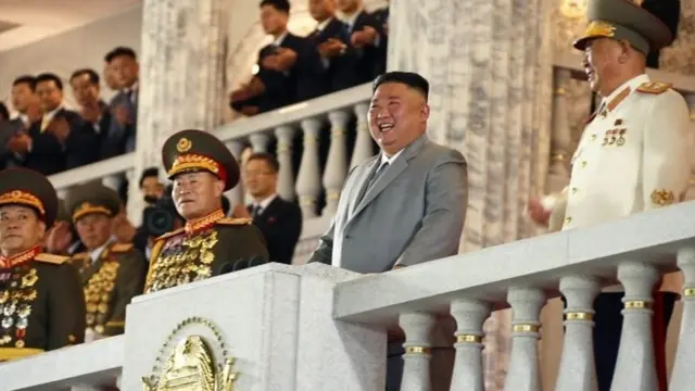 Rais wa Korea Kaskazini Kim Jong un wakati wa maonesho ya gwaride la kijeshi nchini humo