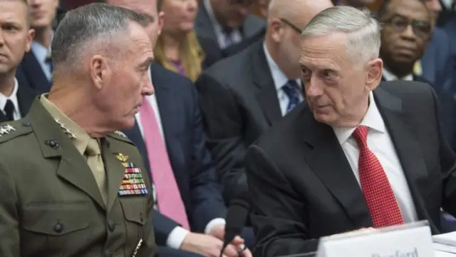 Bộ trưởng quốc phòng Mỹ James Mattis (phải) vào tuần này nói Bắc Hàn là "đe dọa gấp rút và nguy hiểm nhất" cho hòa bình và an ninh.