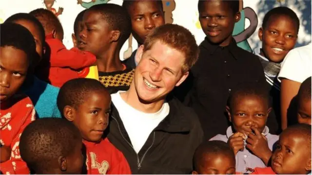 Amiir Harry wuxuu la shaqeeyaa dhallinyarada uu ku dhacay HIV ee Lesotho (sawirka waxaa la qaaday 2006).