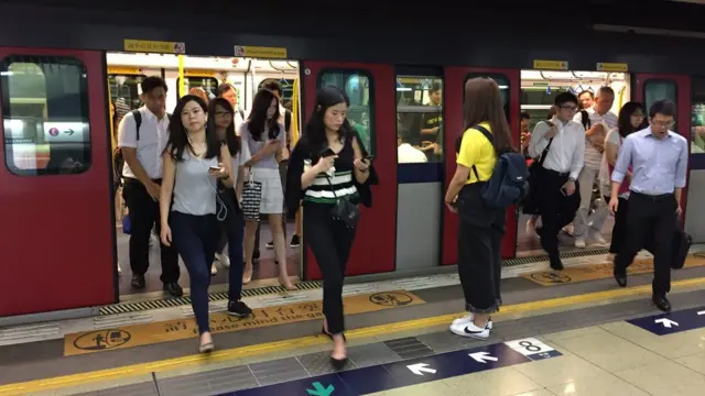 港铁红磡站一趟西铁线列车乘客上下车（BBC News中文图片9/8/2018）