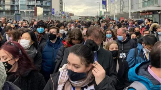 Hundreds of pipo dey wait patiently to dey allowed to enta Glasgow summit venue