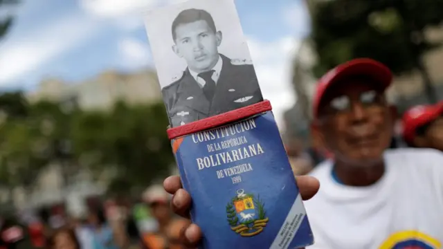 сторонник Мадуро на митинге в Каракасе