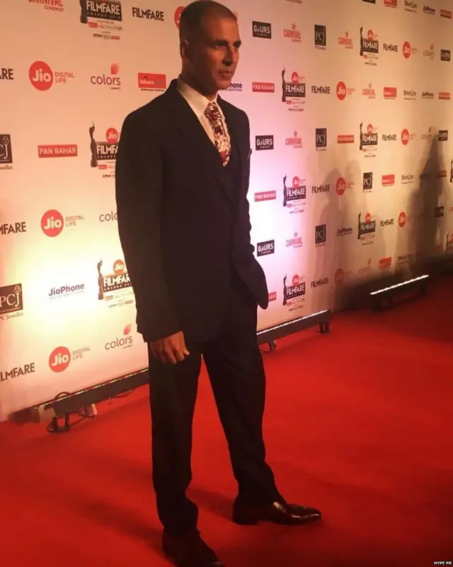 નવા બાલ્ડ (ટાલ વાળા) લુકમાં થ્રી-પીસ સ્યુટમાં મીડિયા સમક્ષ પોસ આપી રહેલા અક્ષય કુમાર